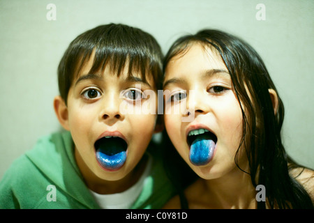 Frère et soeur de langues bleu glacés Banque D'Images