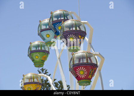 Grande roue colorée petit Amusement Park à Glenelg une banlieue d'Adélaïde, Australie du Sud Banque D'Images