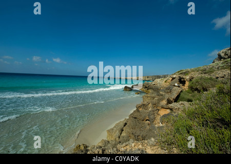 L'Italie, la Sicile, les Îles Egadi, Favignana, Cala Rossa plage isolée Banque D'Images