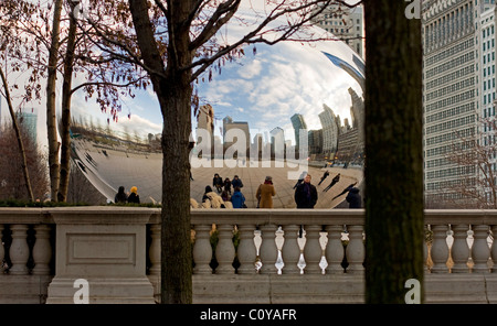 Les gratte-ciel de Chicago se reflètent dans la Cloud Gate sculpture au Parc du Millénaire. Banque D'Images