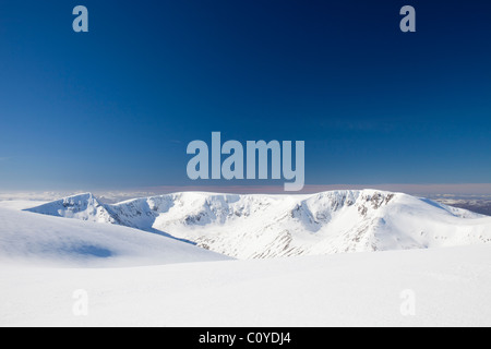 En regardant vers les anges et de l'autre côté de la crête Braeriach Lairig Ghru sur les montagnes de Cairngorm, Ecosse, Royaume-Uni Banque D'Images