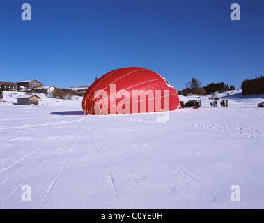 La préparation d'un vol en montgolfière au-dessus de l'Allgäu en Haute-bavière, Bavière, Allemagne Banque D'Images