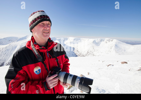 L'alpiniste en regardant vers les anges et de l'autre côté de la crête Braeriach Lairig Ghru du sommet du Ben Macdui, Banque D'Images