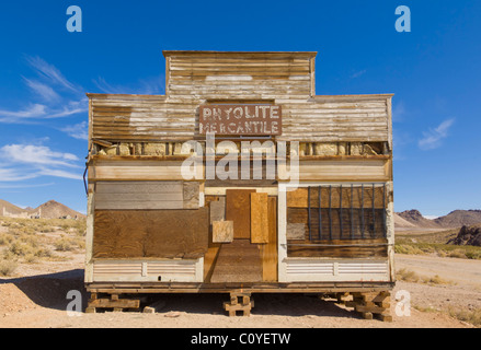 La ville fantôme de rhyolite vieux bâtiments abandonnés d'une ville minière de l'or dans le désert près de Armagosa Beatty NEVADA USA Banque D'Images