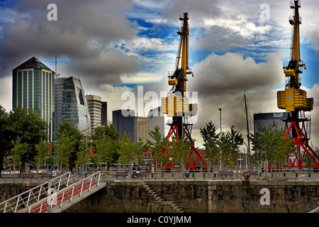 Gratte-ciel et les grues à Puerto Madero. Buenos Aires. L'Argentine. Banque D'Images