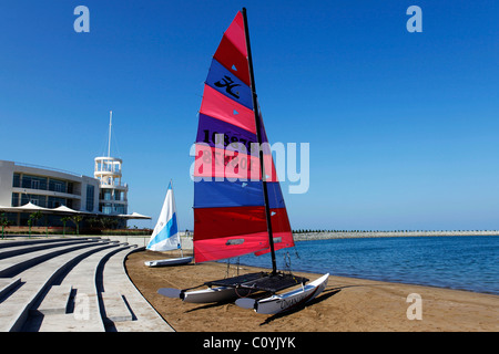 Un catamaran Hobie 16 Catégorie sur la plage de l'hôtel Millennium à Mussanah, Oman. Banque D'Images