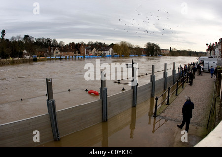 Inondations dans la ville de Bewdley dans le Shropshire et les régions environnantes à la suite de fortes précipitations qui font la rivière Severn haute . Les défenses contre les inondations sont visibles Banque D'Images