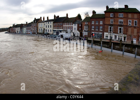 Inondations dans la ville de Bewdley dans le Shropshire et les régions environnantes à la suite de fortes précipitations qui font la rivière Severn haute . Les défenses contre les inondations sont visibles Banque D'Images