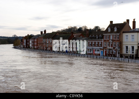 Inondations dans la ville de Bewdley dans le Shropshire et les régions environnantes à la suite de fortes précipitations qui font la rivière Severn haute . Les défenses contre les inondations sont visibles Banque D'Images