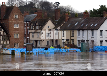 Inondations dans la ville de Bewdley dans le Shropshire et les régions environnantes à la suite de fortes précipitations qui font la rivière Severn haute . Les défenses contre les inondations sont visibles Banque D'Images