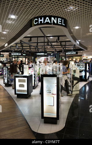 Les produits de luxe / parfum Chanel / parfumerie / cosmétique boutique / Promotions en salle d'embarquement à l'aéroport de Londres Heathrow Terminal 3. Banque D'Images