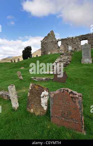 Les pierres tombales dans le cimetière de Cill Chriosd Kilchrist / Église, église paroissiale de Strathaird ruinée, Isle of Skye, Scotland, UK Banque D'Images