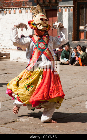 Danseur du Festival représentant le conjurer le mal de danses dans la place principale de la Trongsa Dzong lors d'un festival Banque D'Images