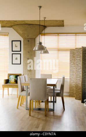 Open plan appartement à Londres avec des piliers en béton structurel meublé avec des pièces contemporaines Banque D'Images