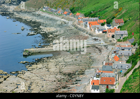 Crovie, un petit village sur une corniche étroite le long de la mer comportant une seule rangée de maisons dans l'Aberdeenshire, Ecosse, Royaume-Uni Banque D'Images