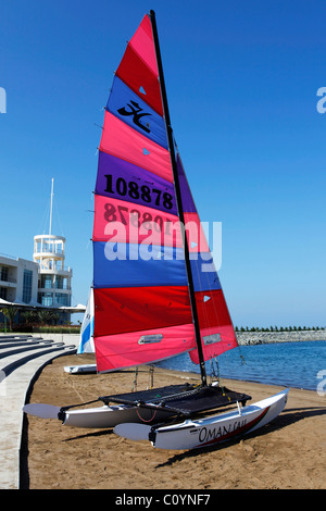 Un catamaran Hobie 16 Class sur la plage à Mussanah, Oman. Banque D'Images