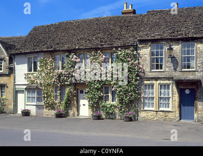 Lacock historique du village anglais, High Street extérieur de deux anciennes maisons cottage anglais rosier grimpant fleurs arbustes Wiltshire England UK porte avant Banque D'Images