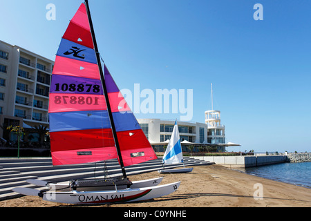 Un Hobie 16 Catamaran de classe en face de l'hôtel Millennium à Mussanah, Oman. Banque D'Images