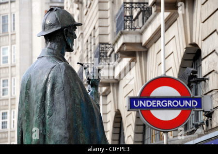 Sherlock Holmes sculpture en bronze statue close up célèbre cape deerstalker et tuyaux à la station de métro Baker Street Marylebone Road London England UK Banque D'Images