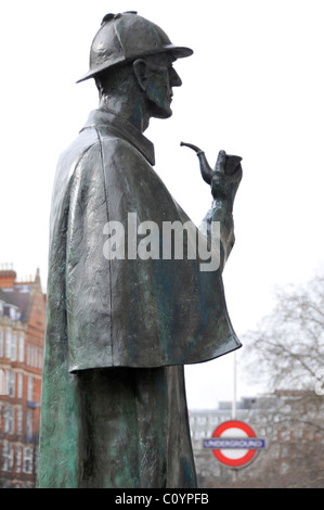 Sherlock Holmes sculpture en bronze statue close up célèbre cape deerstalker et tuyaux à la station de métro Baker Street Marylebone Road London England UK Banque D'Images