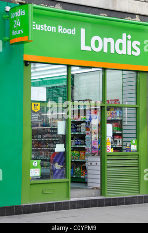 Boutique Londis dans Euston Road London une chaîne de dépanneurs groupe symbole franchises vente de produits d'Épicerie Confiserie grignotines administré par Booker UK Banque D'Images