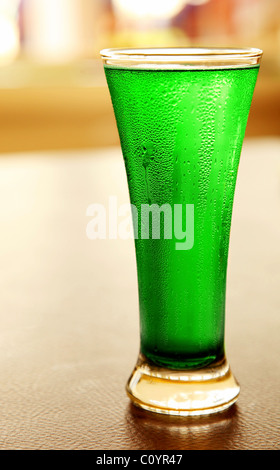 La bière verte froide pour st.Patrick's day celebration Banque D'Images