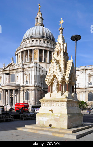 Fontaine à boire Victorian St Lawrence et Mary Magdalene un bâtiment classé Grade II en face de la célèbre cathédrale historique Grade I St Pauls de Londres Banque D'Images