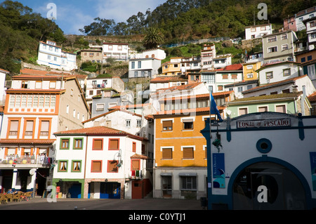 Maisons dans le village de pêcheurs de Cudillero, dans les Asturies, en Espagne. Banque D'Images