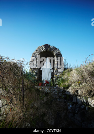 Lieu de culte et statue de St Non, Mère de St David, St le bien non, près de St Davids, Pembrokeshire, Pays de Galles, Royaume-Uni Banque D'Images