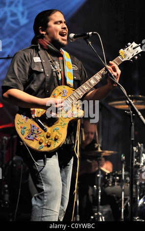 George Leach effectue au Festival de l'unité de fusion harmonique avec Derek Miller et ses amis à l'appui de l'Association canadienne autochtone Banque D'Images