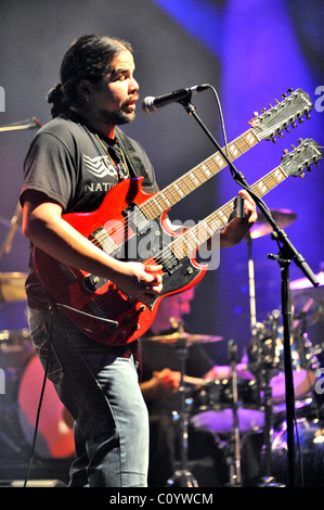 George Leach effectue au Festival de l'unité de fusion harmonique avec Derek Miller et ses amis à l'appui de l'Association canadienne autochtone Banque D'Images