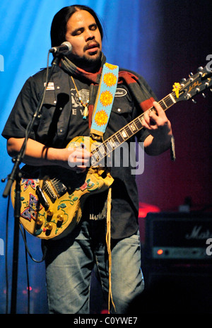 George Leach effectue au Festival de l'unité de fusion harmonique avec Derek Miller et ses amis à l'appui de l'Association canadienne autochtone Banque D'Images