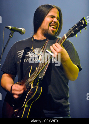 George Leach effectue au Festival de l'unité de fusion harmonique avec Derek Miller et ses amis à l'appui de l'Association canadienne autochtone Banque D'Images