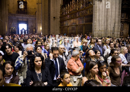 Audience / congrégation / foule / touristes en regardant vers l'autel de la cathédrale. La Semaine Sainte la semaine sainte de Pâques. Séville, Espagne Banque D'Images