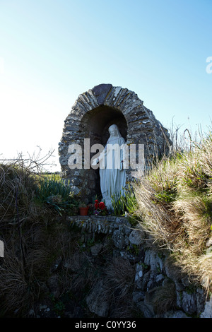 Lieu de culte et statue de St Non, Mère de St David, St le bien non, près de St Davids, Pembrokeshire, Pays de Galles, Royaume-Uni Banque D'Images