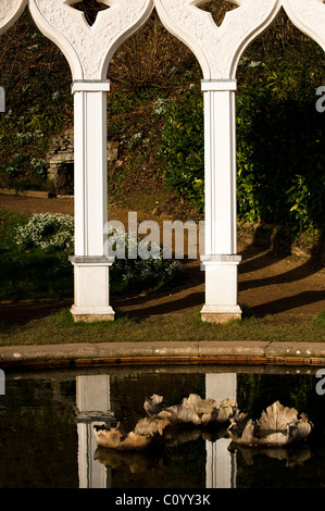 L'Exedra et réflexions en février, Painswick Rococo Garden, Gloucestershire, Angleterre, Royaume-Uni Banque D'Images