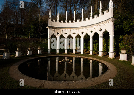 L'Exedra et réflexions en février, Painswick Rococo Garden, Gloucestershire, Angleterre, Royaume-Uni Banque D'Images