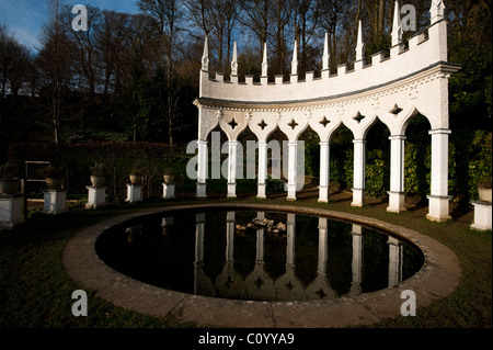 L'Exedra et réflexions en février, Painswick Rococo Garden, Gloucestershire, Angleterre, Royaume-Uni Banque D'Images