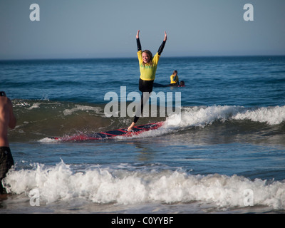 Sur les vagues d'amputés Pismo Beach, en Californie, lors d'une clinique de Surf, parrainé par AmpSurf. Banque D'Images