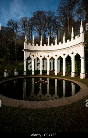 L'Exedra et réflexions en février, Painswick Rococo Garden, Gloucestershire, Angleterre, Royaume-Uni Banque D'Images