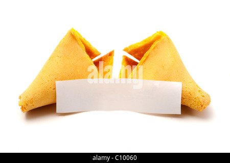 Broken biscuit de fortune avec copyspace en blanc sur fond blanc Banque D'Images