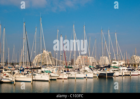 Port de plaisance avec des bateaux à voile à La Grande Motte, Herault, Languedoc, France Banque D'Images