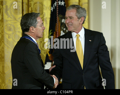 Le Président George Bush présente la Médaille présidentielle de la liberté pour le président colombien Alvaro Uribe, Washington DC, USA - Banque D'Images