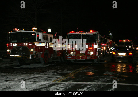 Les véhicules d'urgence sur la scène de vol 1549 d'US Airways sur le fleuve Hudson près de Battery Park City, où elle était attachée après Banque D'Images