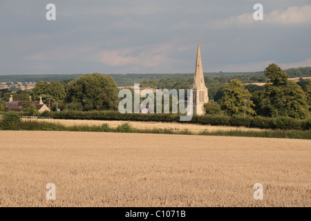 Le clocher de l'église de saint Pierre dans le joli village de Barrowden, Rutland, East Midlands, Angleterre, Royaume-Uni. Banque D'Images