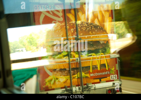 Le dépassement d'un camion de livraison de McDonald's sur la route Virginia USA Banque D'Images