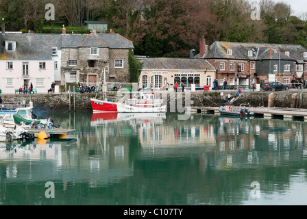 Bateaux de pêche dans le port de Padstow Banque D'Images