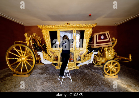 Les restaurateurs du National Trust prêt l'état du coach pour exposition à Arlington Court's Carriage Museum dans le Nord du Devon Banque D'Images