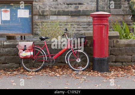 Un courrier Royal location calé à côté d'un pilier fort et contre le mur de l'église méthodiste Trinity, Harrogate. Banque D'Images