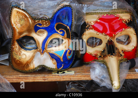 Masques de Venise exposés dans un marché Banque D'Images